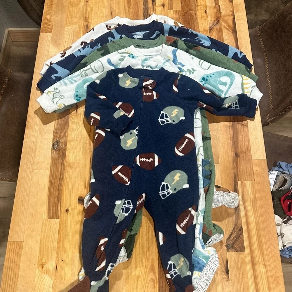 FIVE Carter's 12M Footie Bundle
